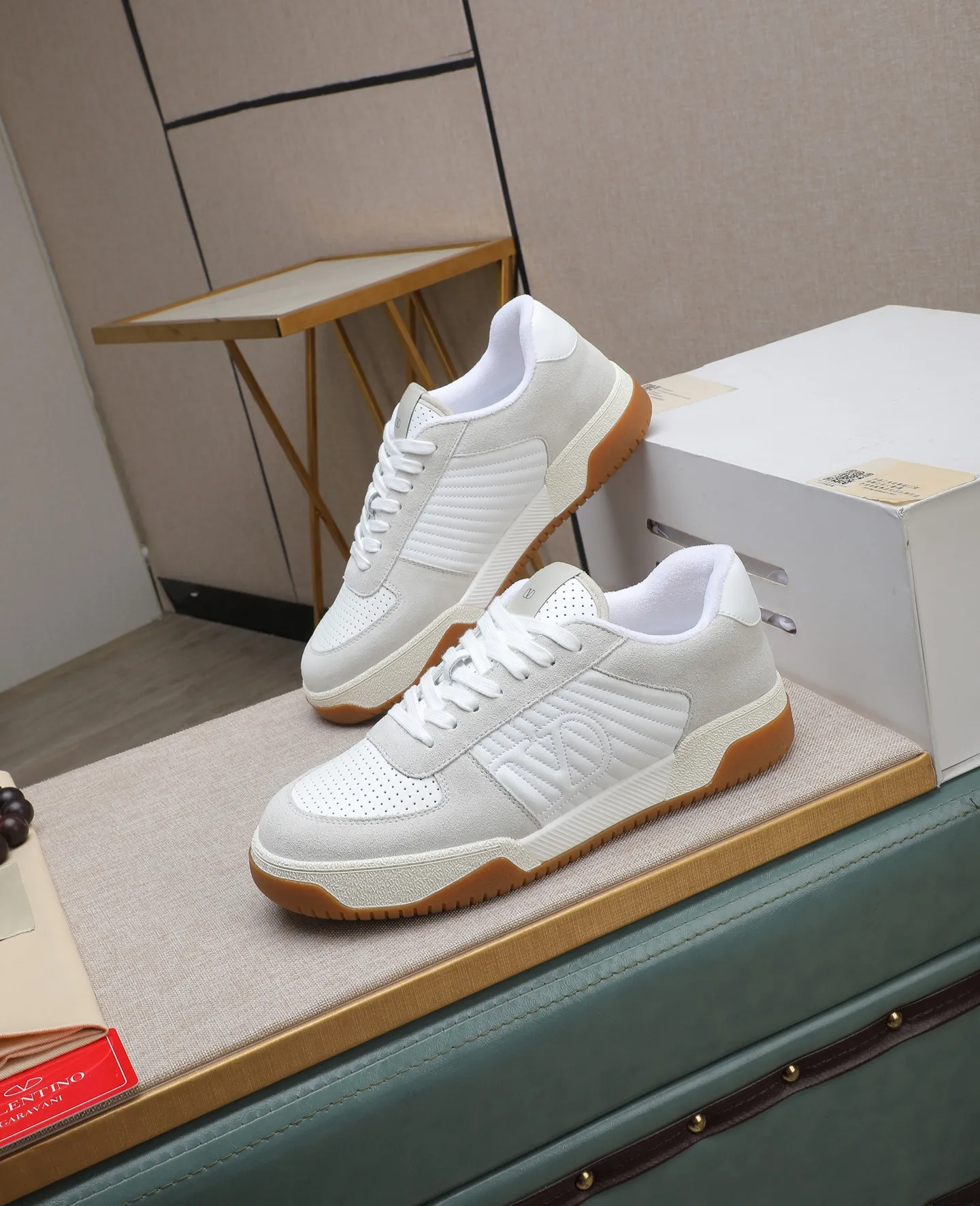 Men's shoes 💰740【Valentino】Couples model, size: Men's model 39-44 (45 customized) Valentino Valentino Couple model Joie de Jouer series Velcro Thick sole Bread shoes Couple model Casual sports shoes White shoes Original purchase and development Production Joie de Jouer series The style is simple but not out of style. The pure white base is paired with fresh green and soft beige, and the unique Velcro design highlights your personality. Every detail tells fashion and quality. Wear it, take a confident step, and start the trend journey. Delivered in exquisite packaging🛍📦 ▪️Material: Original custom imported first-layer cowhide ▪️Inner lining: Original custom made soft sheepskin lining ▪️Outsole: Original open-molded non-slip TPU material ▪️Sole thickness: 3.5CM